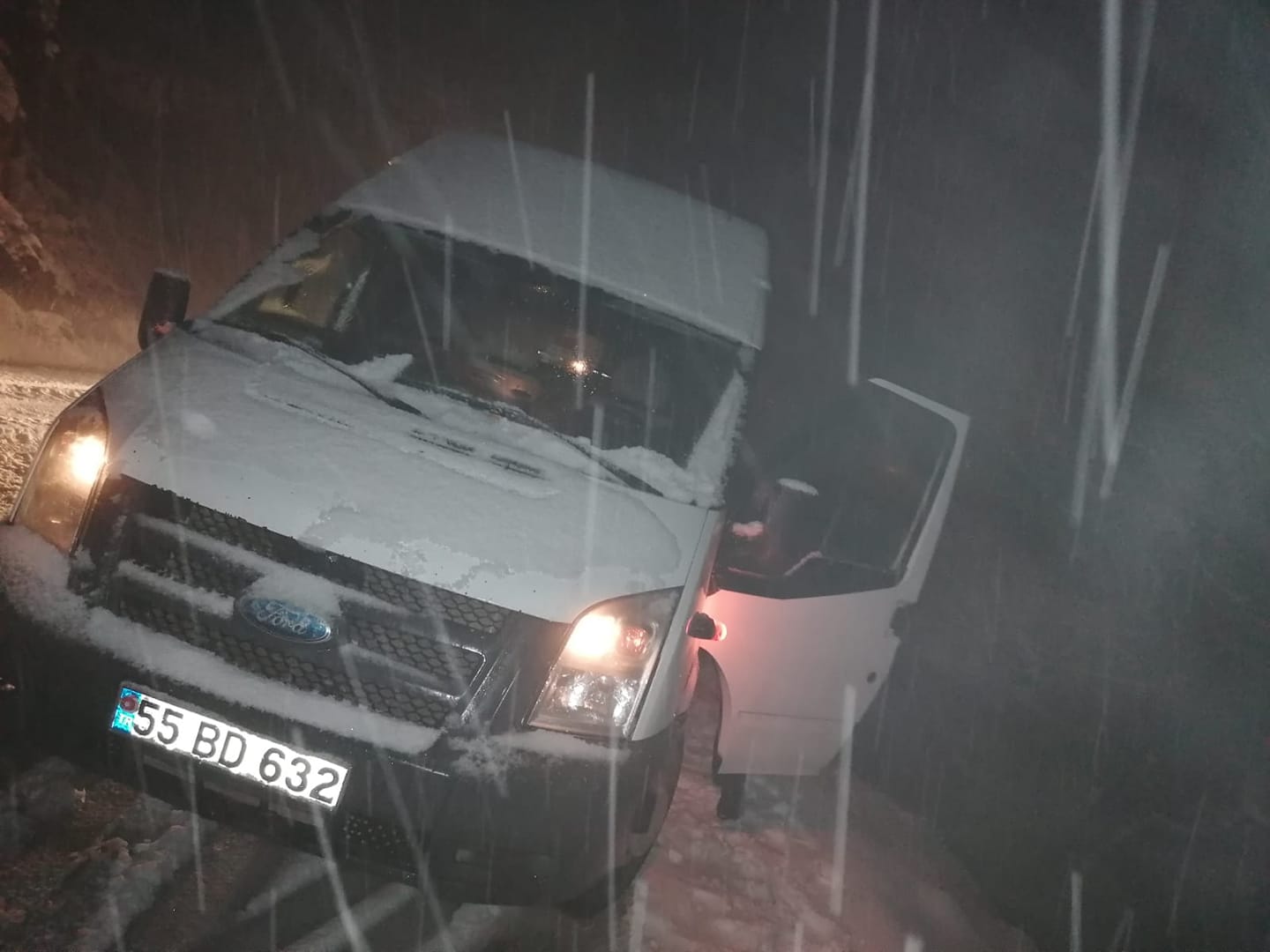 Sahilin yüksek kesimlerinde kar engeli