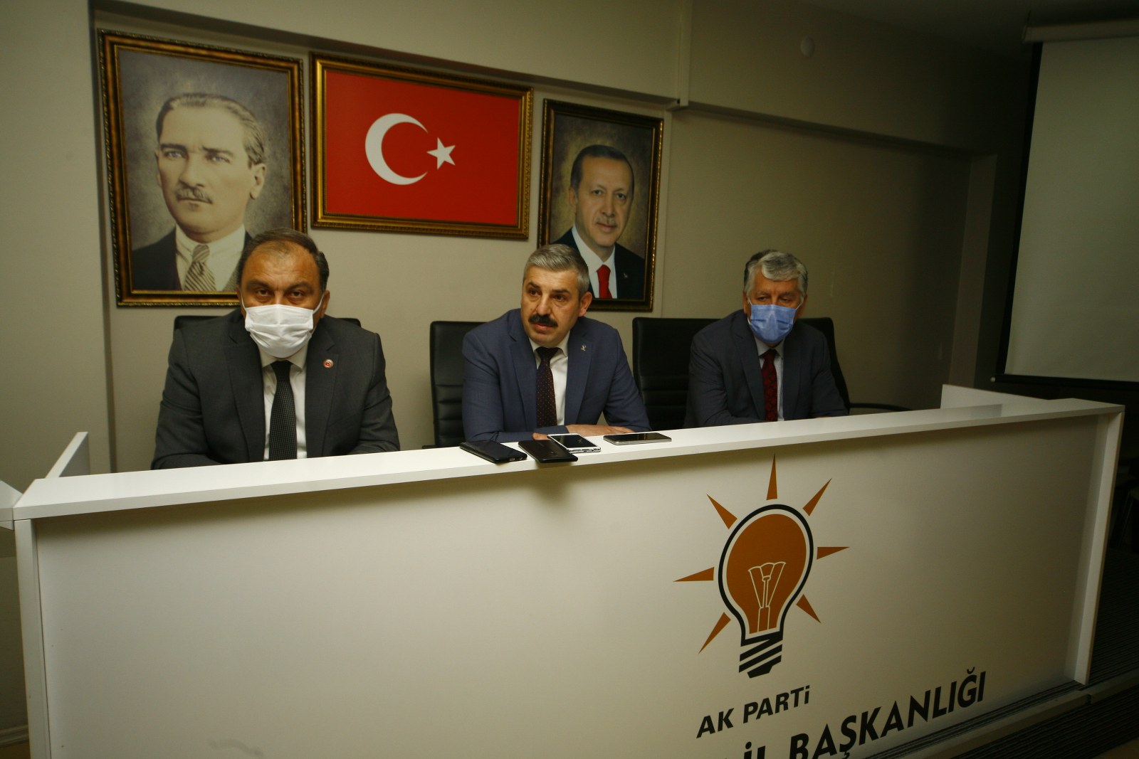 Ünlü’den çifte eleştiri