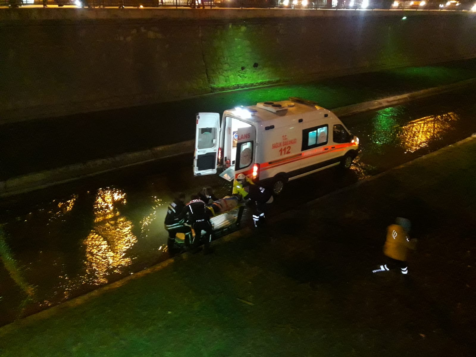 Otomobil dereye uçtu