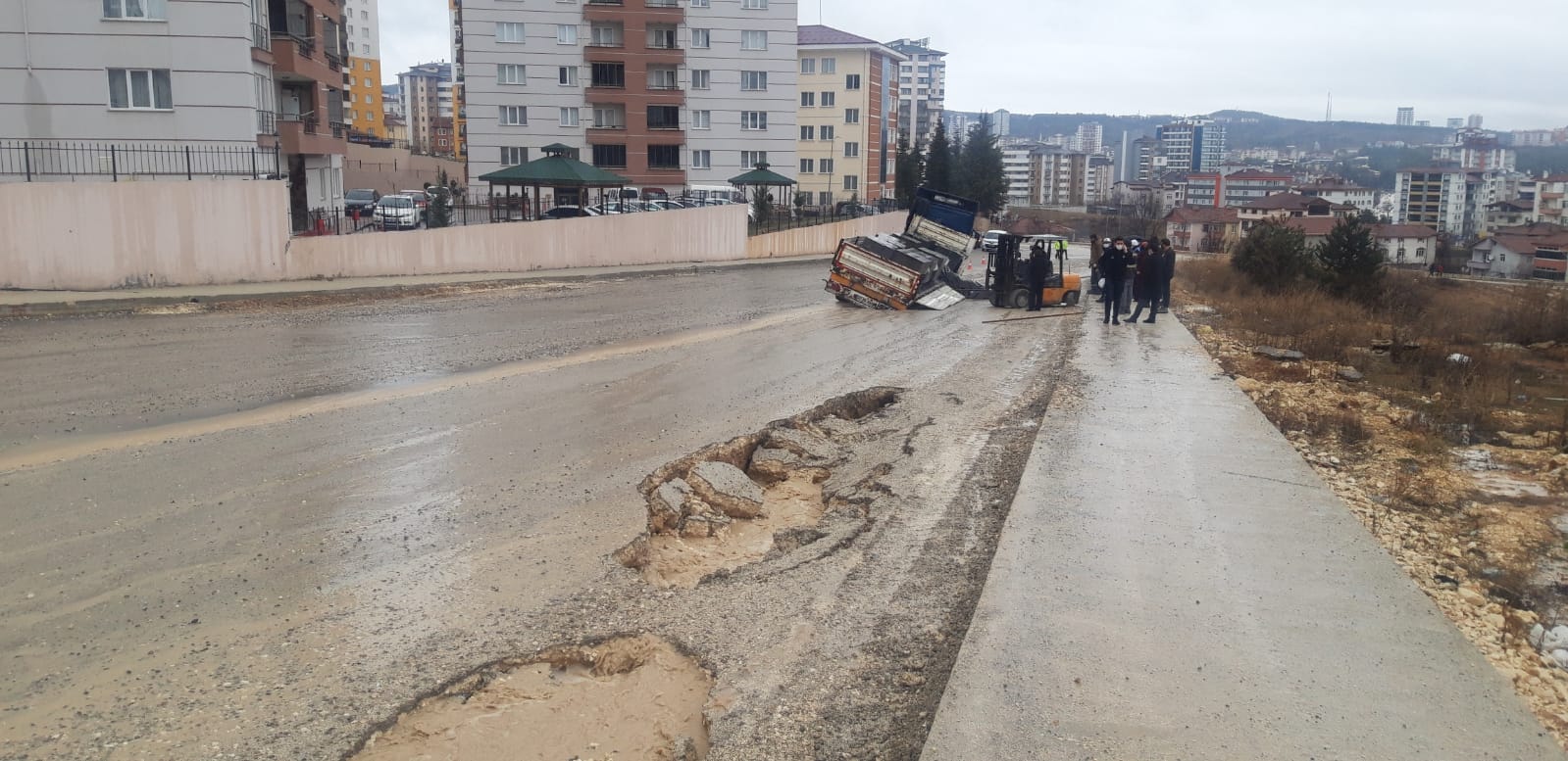 Yer yarıldı; TIR içine girdi