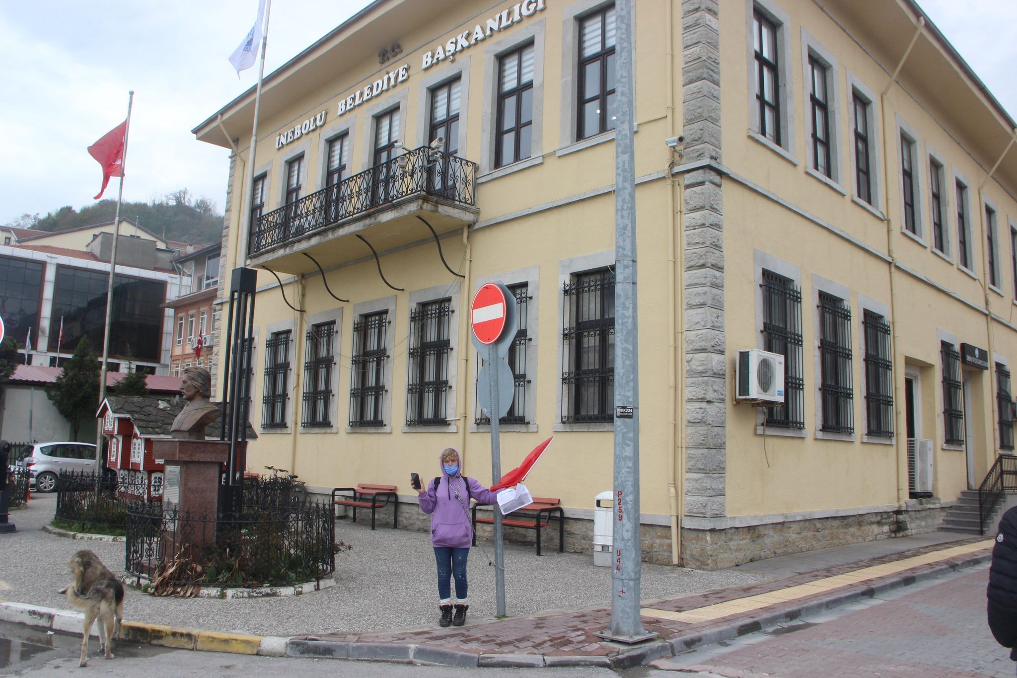 Kendini belediyenin önüne zincirledi