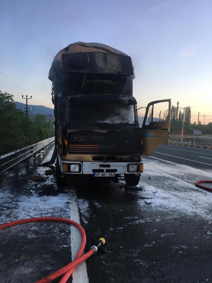 Talaş yüklü kamyon yandı