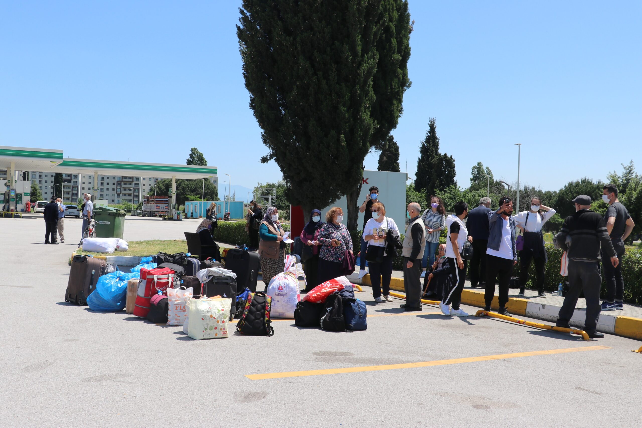 ‘Lastik patladı’ yalanı ile 24 yolcuyu TEM’in kenarına terk etti