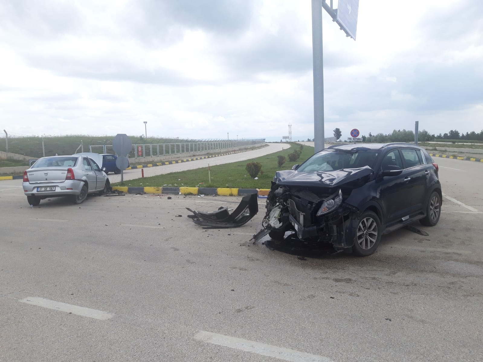 Yolkonak  kavşağında  kaza : 4 yaralı