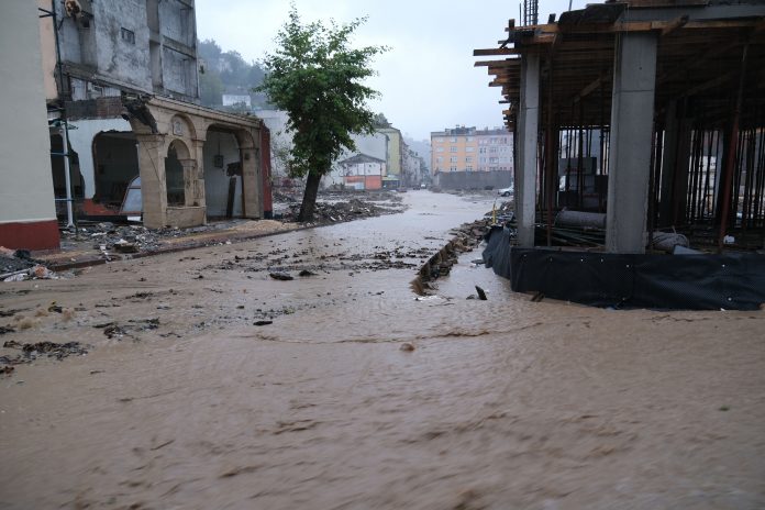 Şiddetli yağış Bozkurt'un sokaklarını yeniden sular altında bıraktı