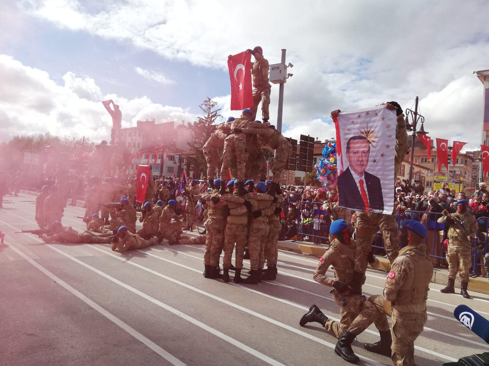 Erdoğan posteri  açılmasına tepki