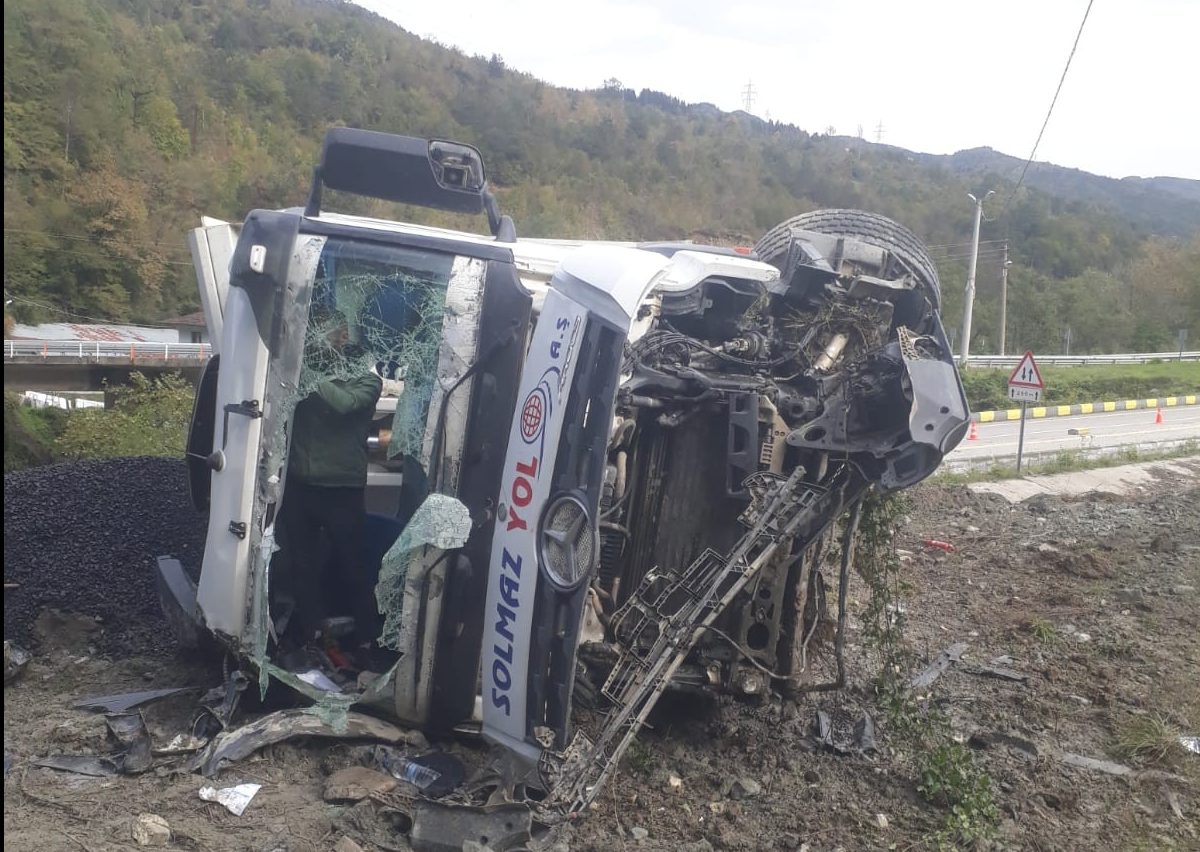 Hafriyat kamyonu devrildi: 1 yaralı