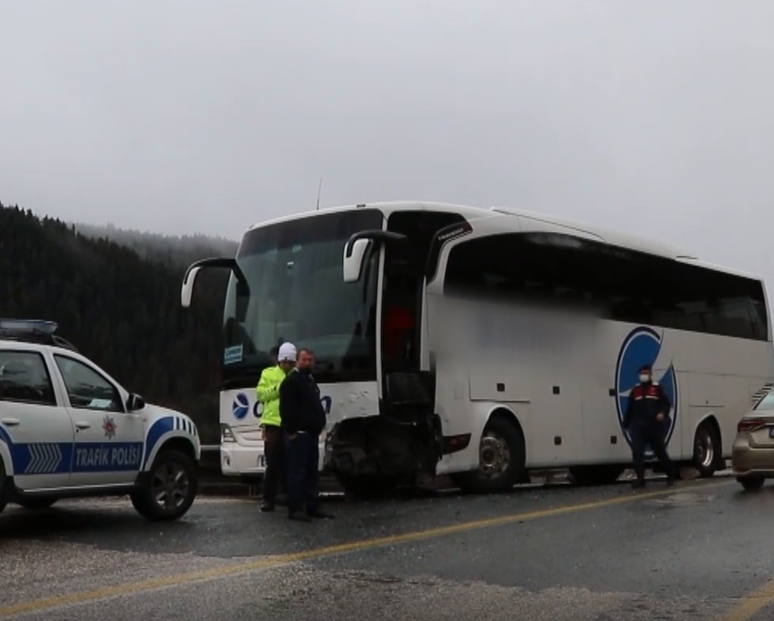Yolcu otobüsü otomobille çarpıştı, 1 kişi yaralandı