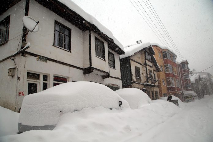 Kastamonu'nun bazı ilçelerinde kar kalınlığı 1 metreyi geçti