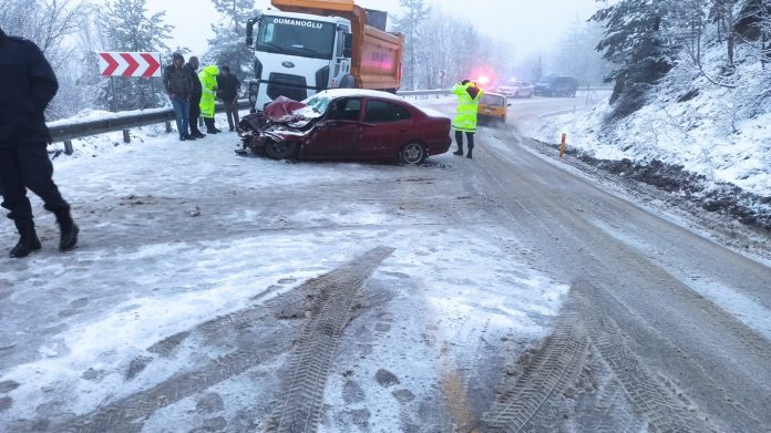 KASTAMONU'DA KAMYON İLE OTOMOBİL ÇARPIŞTI: 2 YARALI
