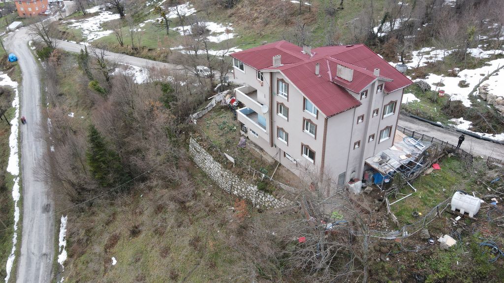 Heyelan  bina boşalttırdı