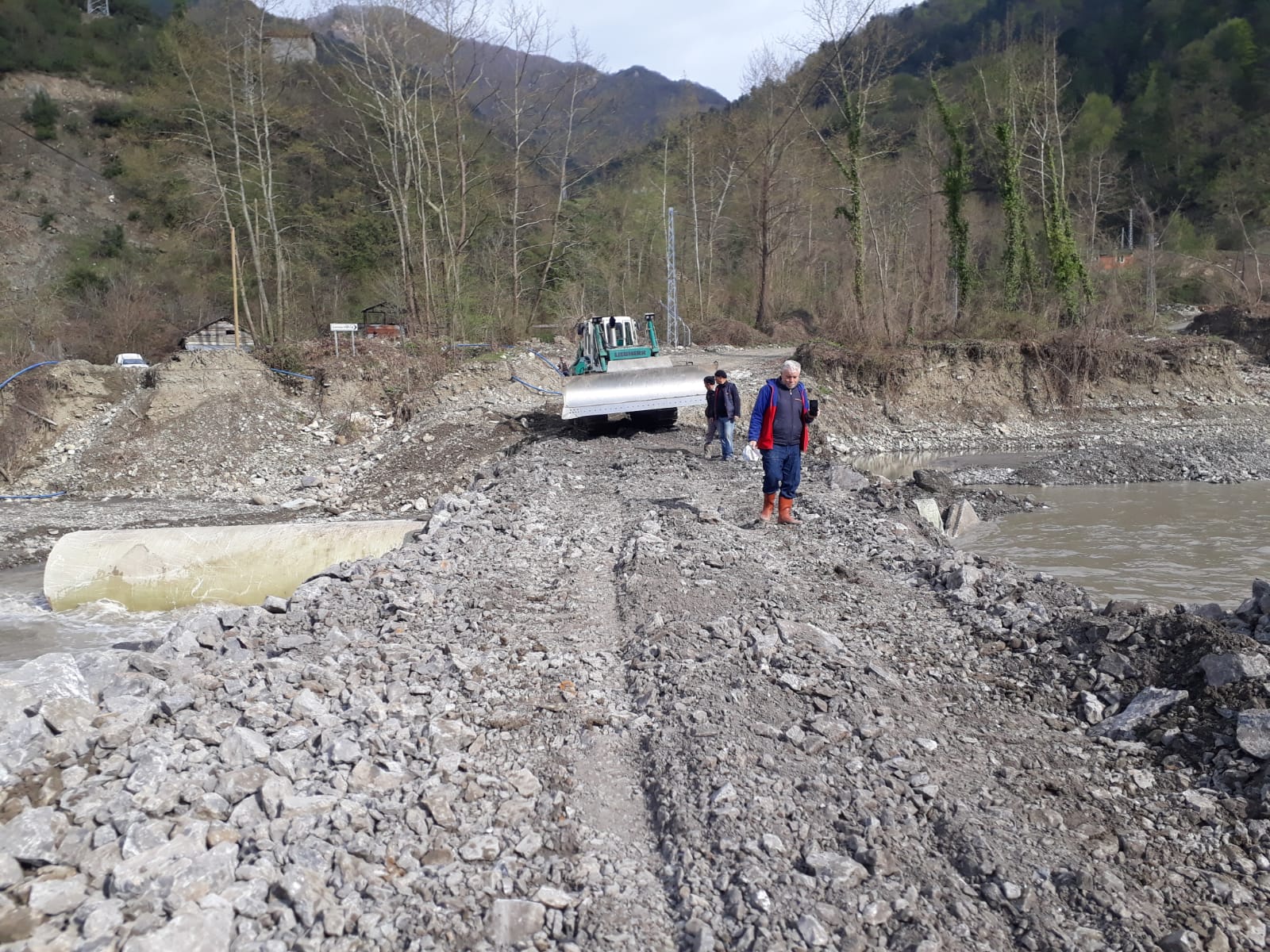 Geçici köprü onarıldı