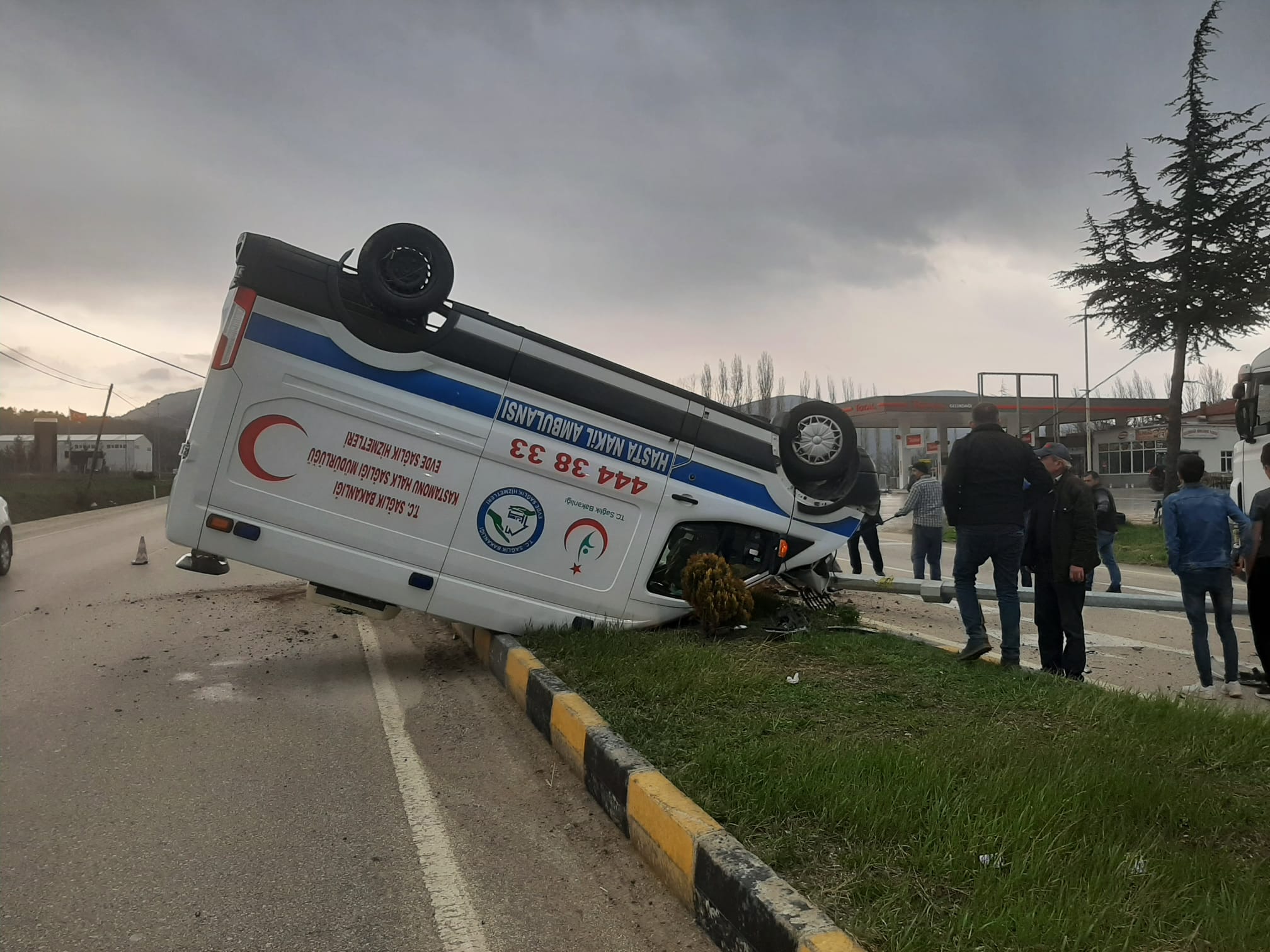 Ambulans takla attı