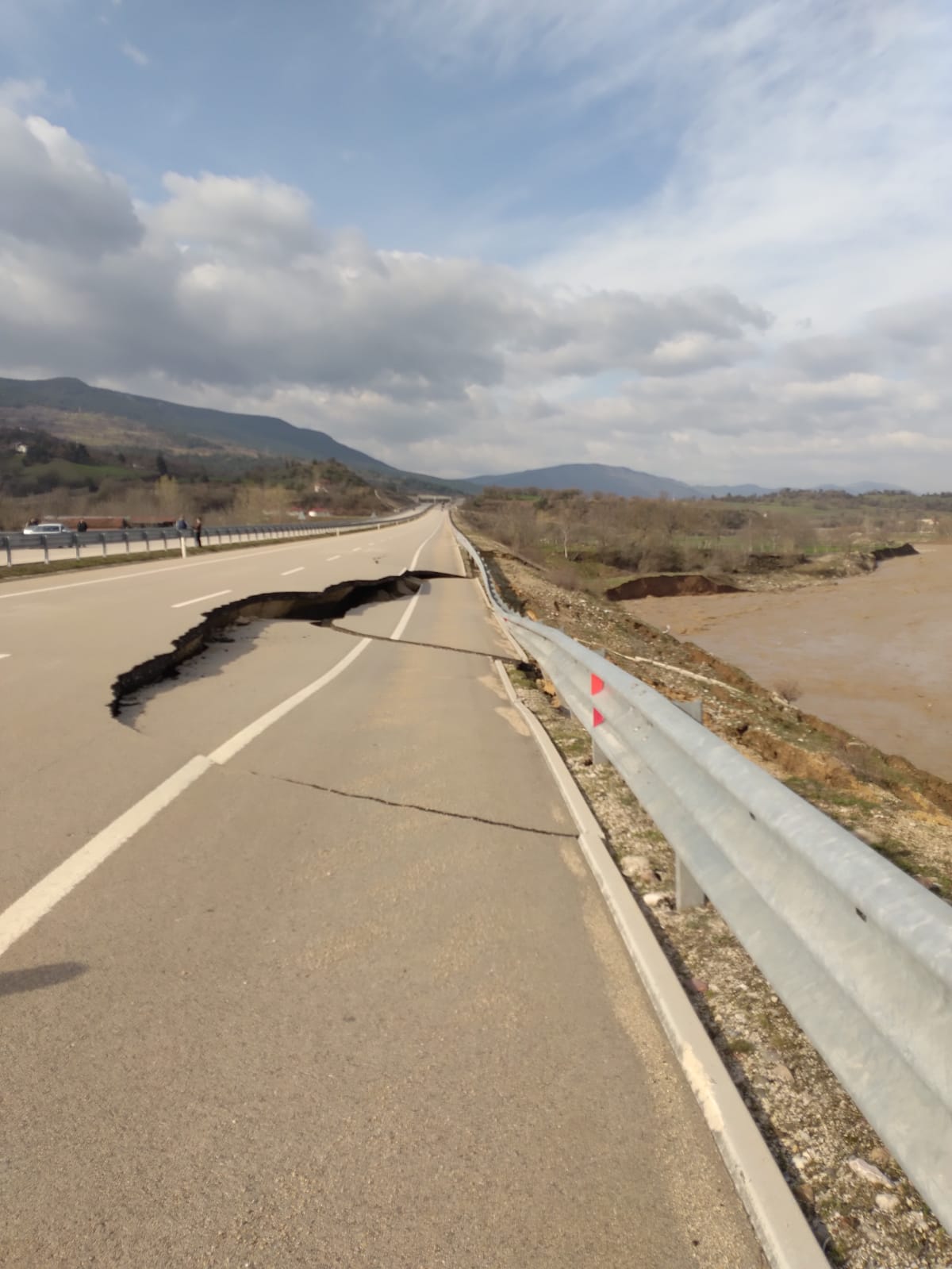 Yeşilova’da yol çöktü