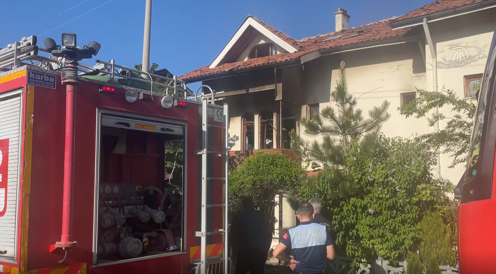 Yangında 2 katlı ev zarar gördü