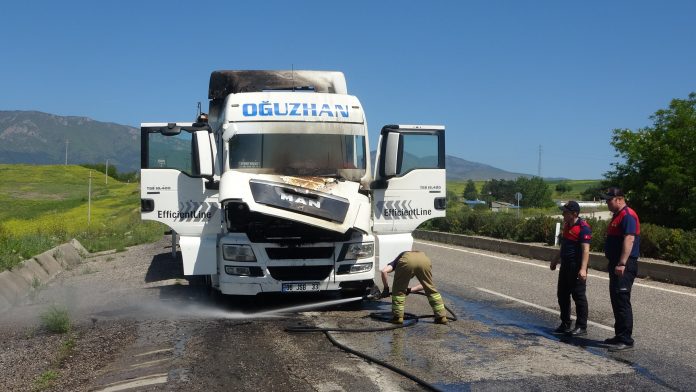 SEYİR HALİNDEKİ TIR ALEV ALDI, SÜRÜCÜ SON ANDA KURTULDU