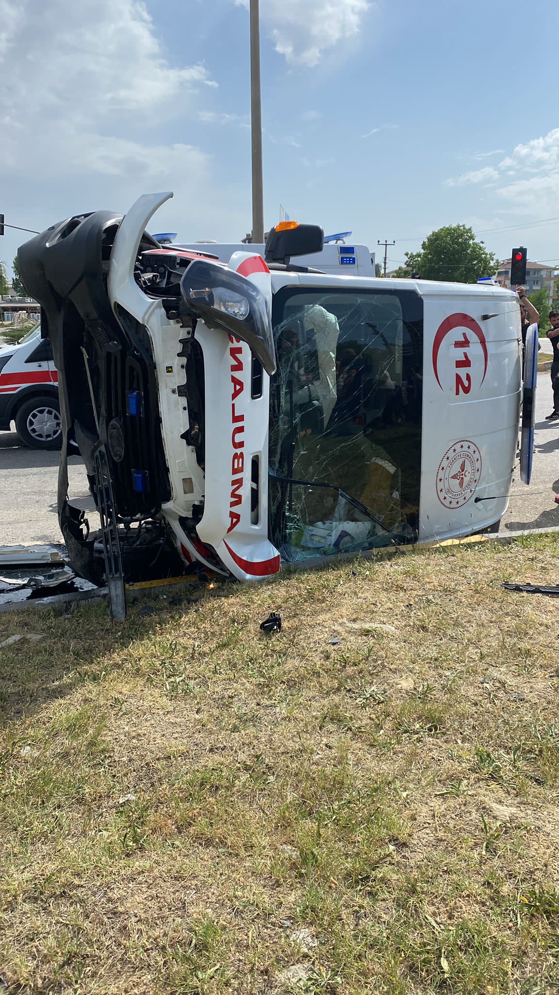 Ambulans ile otomobilin çarpıştığı kazada 6 kişi yaralandı