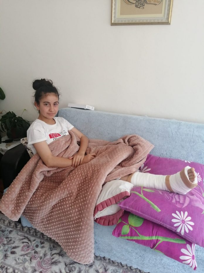 KÖPEKTEN KORKUP YOLA ATLADI; OTOMOBİL AYAĞINI EZDİ