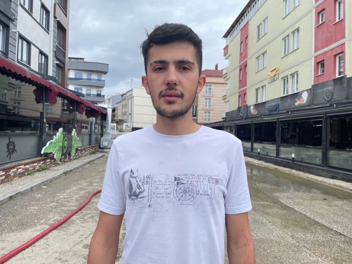 “Kendimizi yüzerek kurtardık”