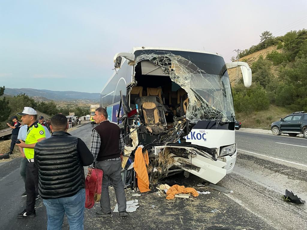 Yolcu otobüsü traktörle çarpıştı: 1 ölü, 12 yaralı