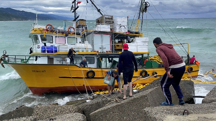 Balıkçı teknesi karaya oturdu