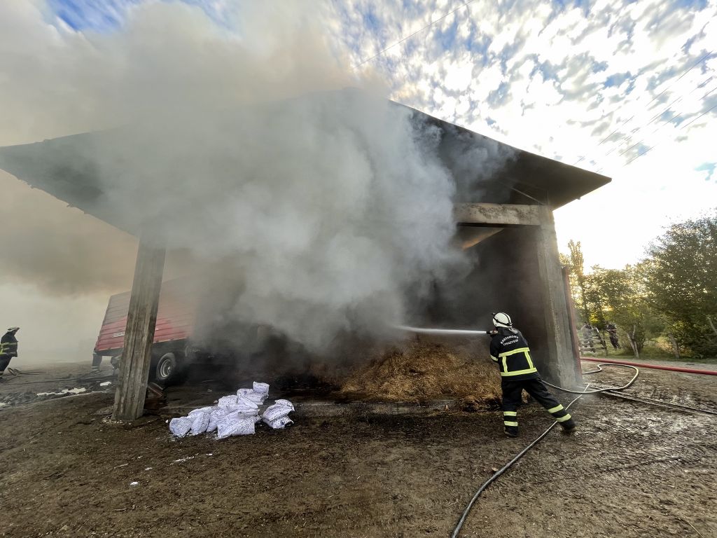 Kırcalar’da samanlık yangını; Zarar büyük