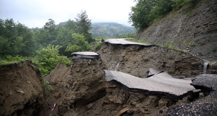 5 köyü ilçeye bağlayan grup yolu çöktü