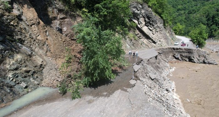 Bozkurt’ta heyelan! 11 köyün bağlantı yolu çöktü