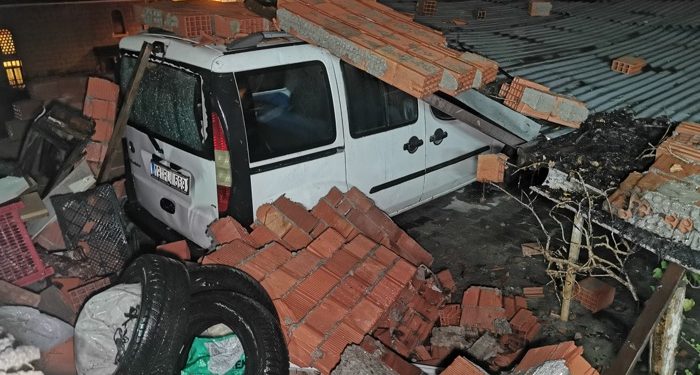 İstinat duvarı araçların üstüne göçtü