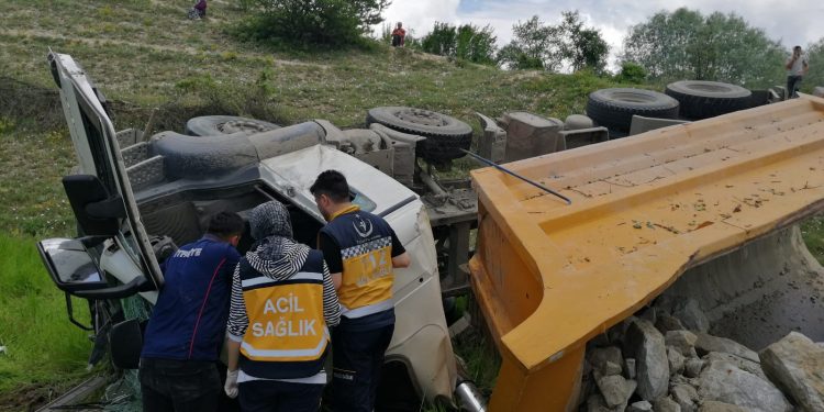 Hafriyat kamyonu devrildi