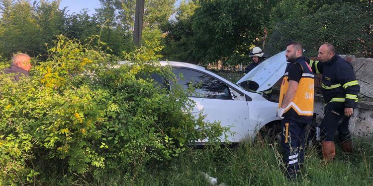 Duvara çarpan otomobilin sürücüsü yaralandı