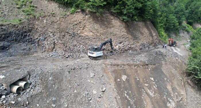 Heyelandan 300 metre kayan yol ulaşıma açıldı