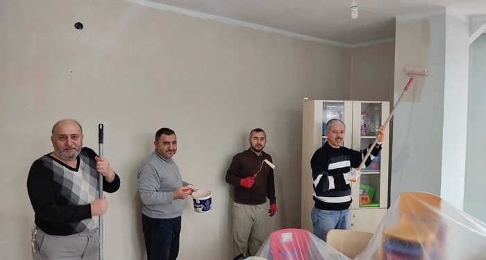 Gönüllü imamlar Kur’an kursunu boyadı