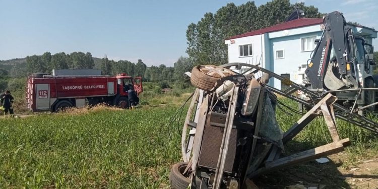 Elektrik direğine çarptı: 3 yaralı