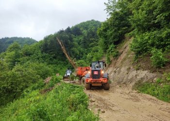 Şiddetli sağanak 38 köye ulaşımı kapattı