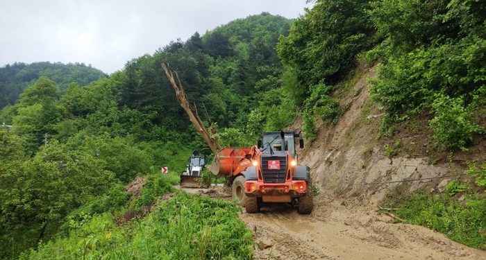 Şiddetli sağanak 38 köye ulaşımı kapattı