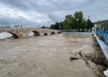 Tarihi köprü trafiğe kapatıldı
