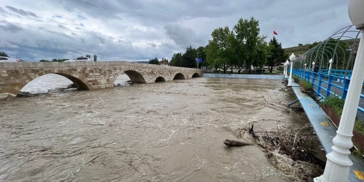 Tarihi köprü trafiğe kapatıldı