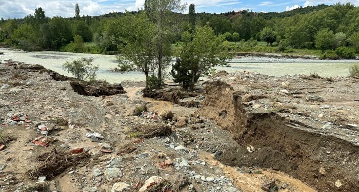 Kuvvetli sağanak tarlaları göle çevirdi, yollar zarar gördü