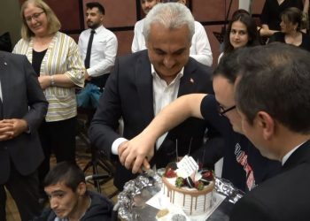 Özel bireylerden Vali Çakır’a doğum günü sürprizi