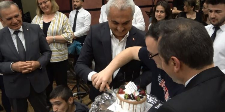 Özel bireylerden Vali Çakır’a doğum günü sürprizi