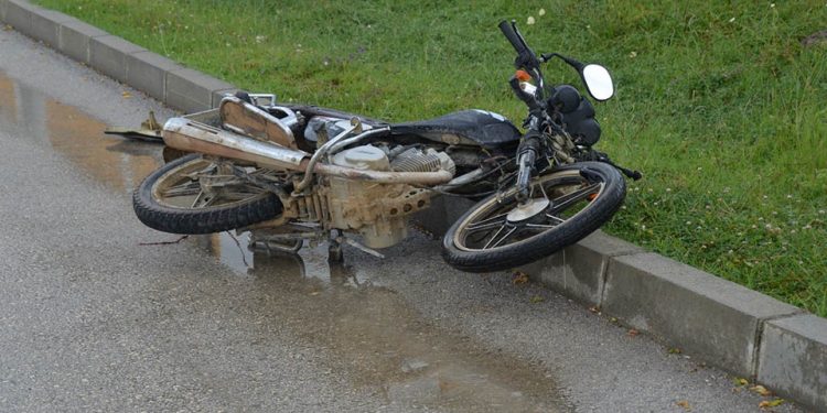 Motosiklet devrildi: 3 genç yaralandı