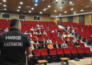 Üniversite personeline “En İyi Narkotik Polisi Anne” eğitimi