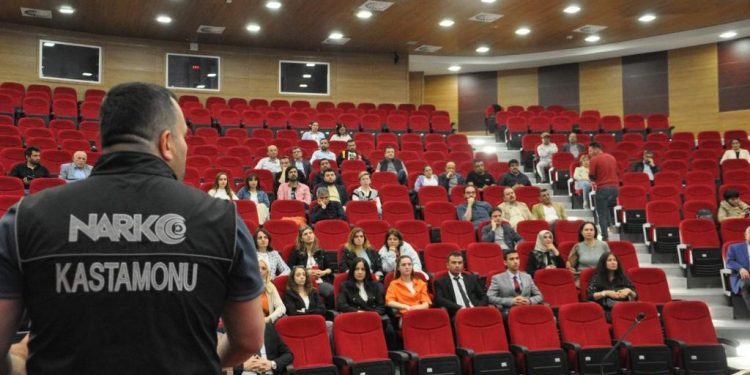 Üniversite personeline “En İyi Narkotik Polisi Anne” eğitimi