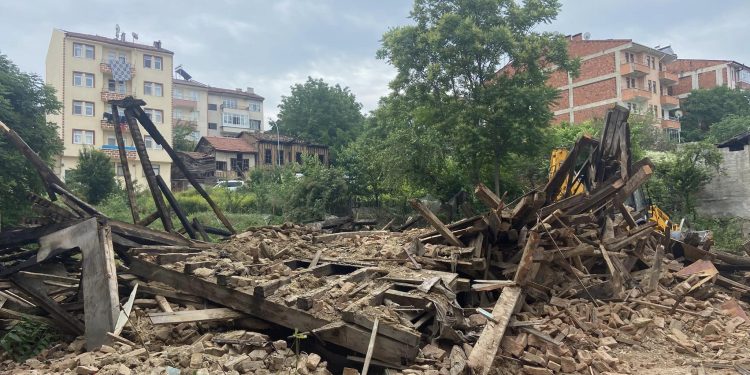 Taşköprü’de 13 metruk bina yıkıldı