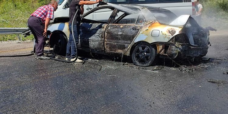 Minibüsle çarpışan otomobil alev topuna döndü: 7 yaralı