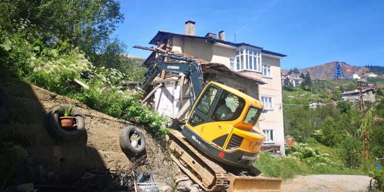 Tehlike saçan 12 metruk bina yıkıldı