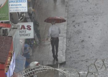 Sağanak ve dolu aniden bastırdı