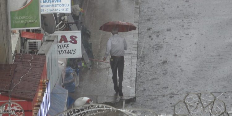 Sağanak ve dolu aniden bastırdı