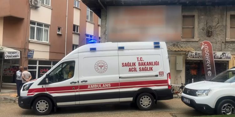 Tüfeği tamir etmek isterken yanındaki kişiyi vurdu